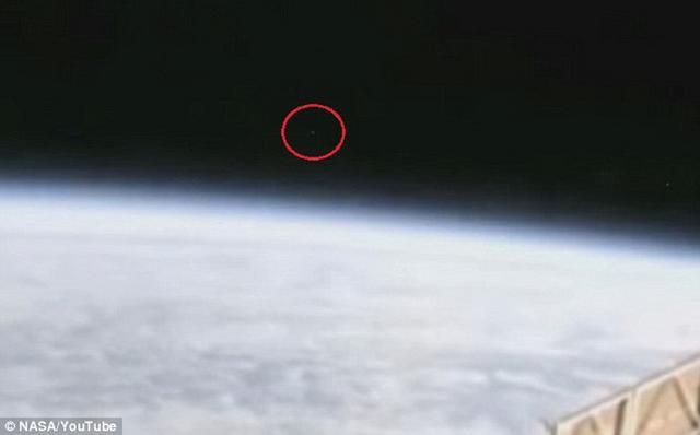 图中红圈标识物体被一些人认为是外星人驾驶的不明飞行器，这是国际空间站拍摄的视频图像。