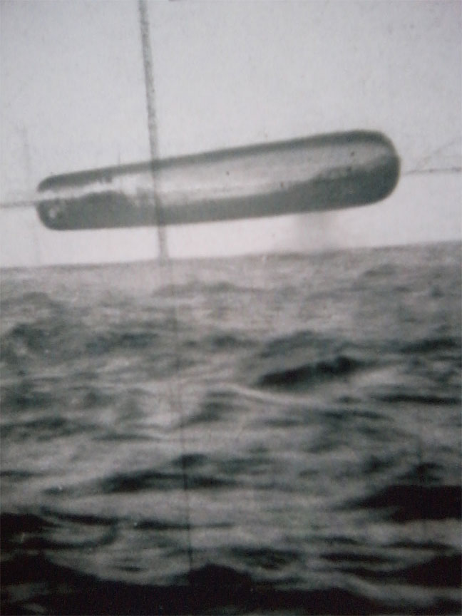 从图中可以看出，拍摄者似乎位于海面上，事实上这些照片来自美国海军SSN 674号潜艇，为该艇在执行冰岛至挪威扬马延岛巡弋过程中拍摄。