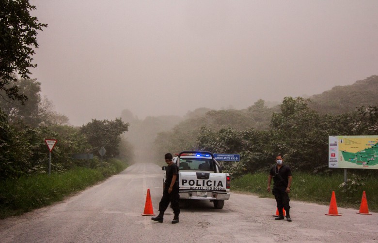 警员封锁火山附近道路