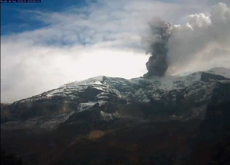 今年4月，鲁伊斯火山喷出烟柱。