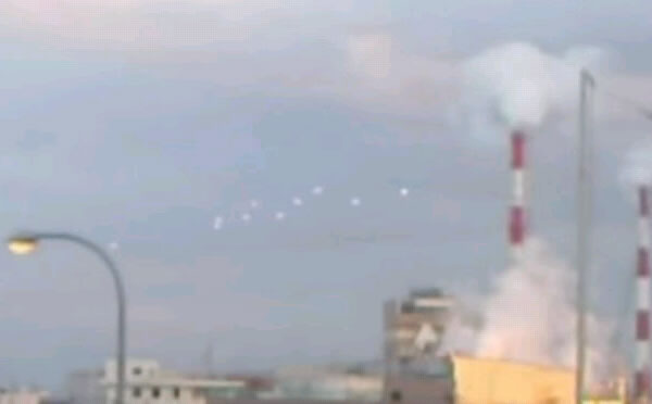 视频显示大阪上空有10个发白光的球形不明飞行物