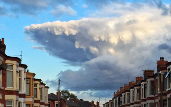 英国男子拍下利物浦沃尔顿地区天空“鲸鲨状”云体