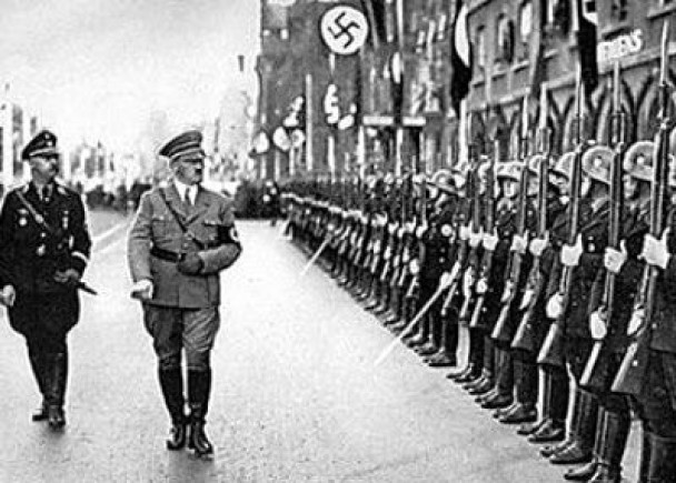 德国一出纪录片指纳粹德军在二战末期或已研发出原子弹。图为纳粹领袖希特勒（左二）检阅纳粹德军。