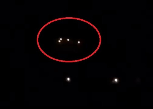 疑似UFO有4颗橙色灯光，作三角形排列。