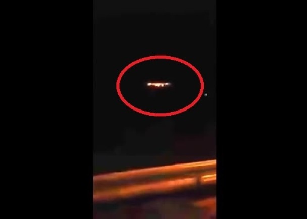 目击者在公路抬头望到UFO在云层中穿插。
