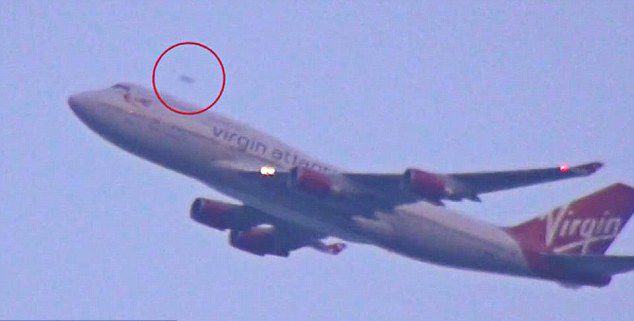 美国飞机爱好者拍摄客机起飞时意外捕捉到不明飞行物
