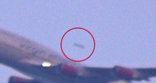美国飞机爱好者拍摄客机起飞时意外捕捉到不明飞行物