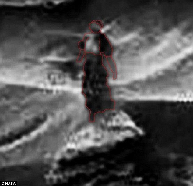 UFO网站《UFO Sightings Daily》：NASA火星照片现疑似长发露胸女外星人