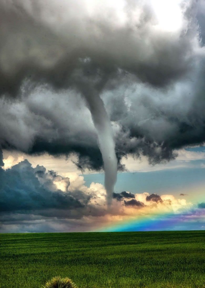 龙卷风的灰白与彩虹的色彩形成强烈对比