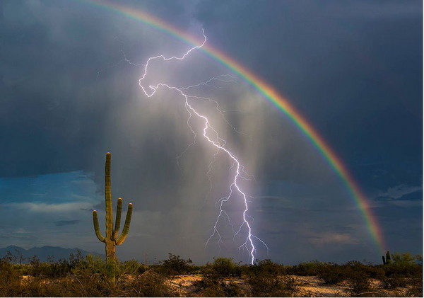摄影师拍下一生难得一见的场景：闪电和彩虹同一时间在天际出现