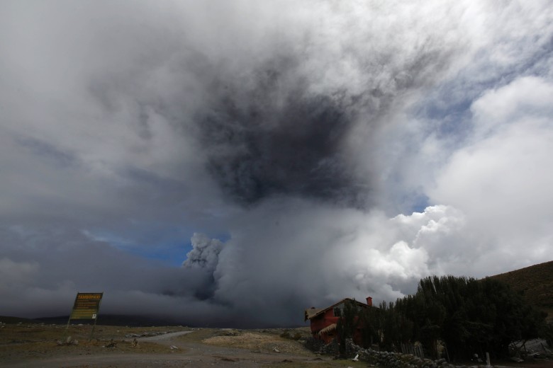 科托帕希火山喷出火山灰及蒸气