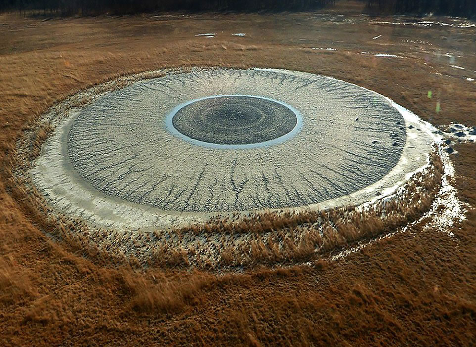 俄罗斯库页岛的普加切夫斯基泥火山喷发后山体呈现出仿佛巨型人眼的形状