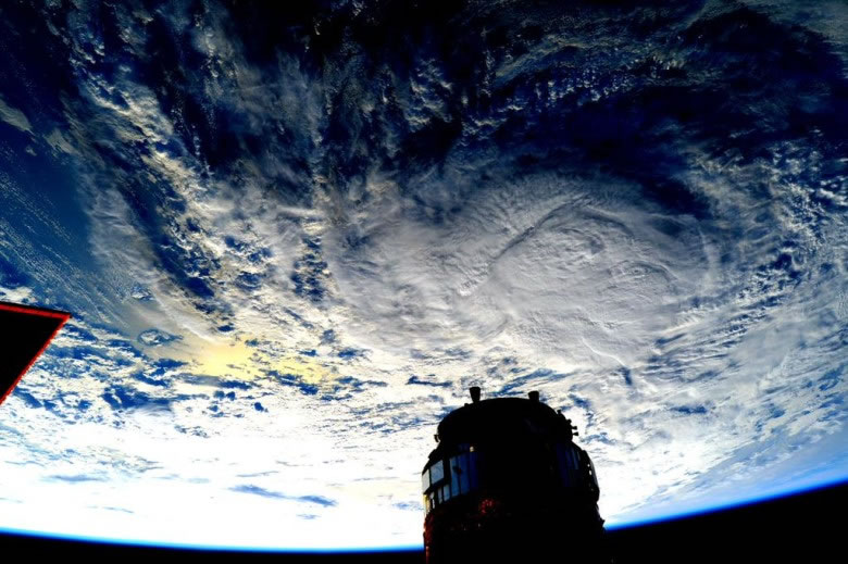 美国太空人拍到壮丽的飓风照片