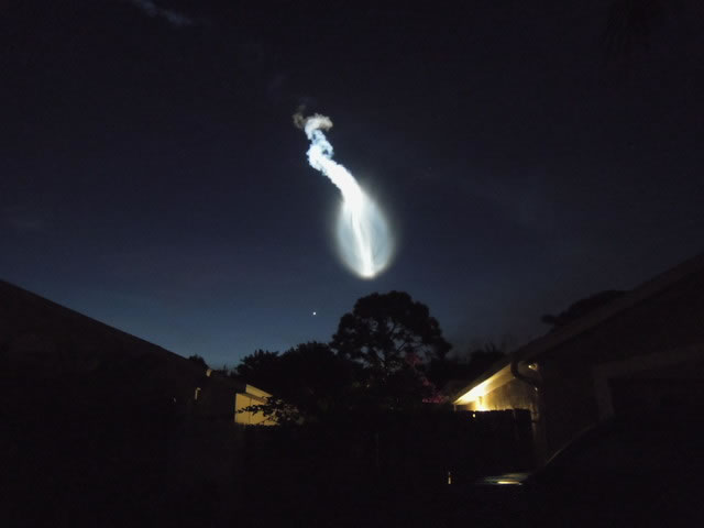 美国东岸清晨夜空出现神秘异象 原来是擎天神五号运载火箭发射