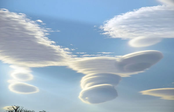 《UFO-穿越云层》