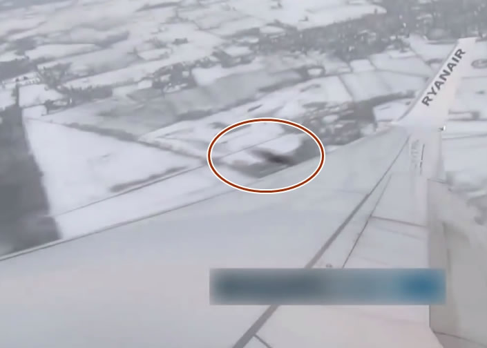 有乘客意外把这一幕拍下，并怀疑它是UFO。