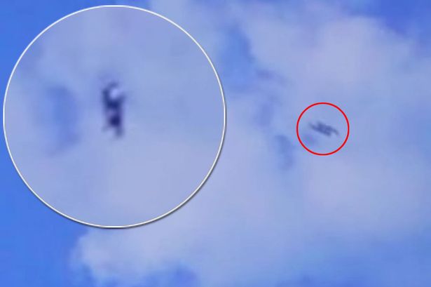 从片段所见，该架UFO（红圈示）并非圆碟型，反而是管状形。