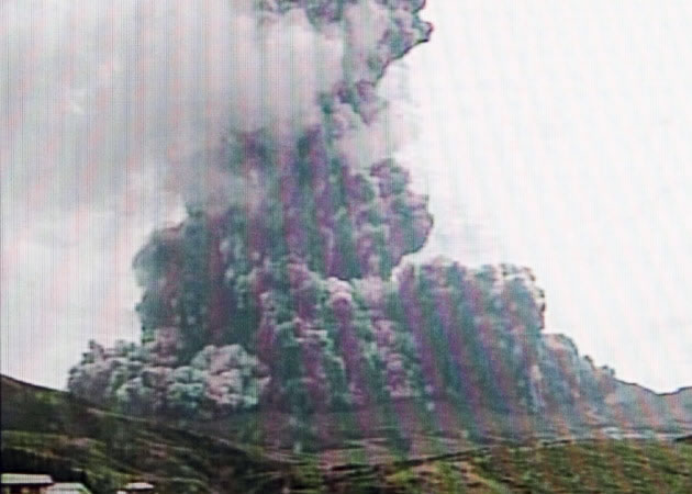 阿苏火山喷发后，冒出大量火山灰，直上半空。