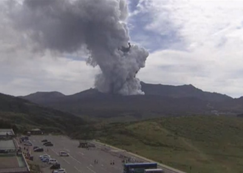 火山下的停车场有不少游客