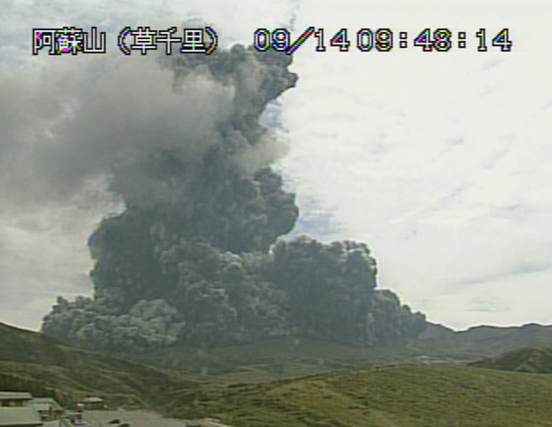 日本空中自卫队出动战机观测阿苏火山喷发进展