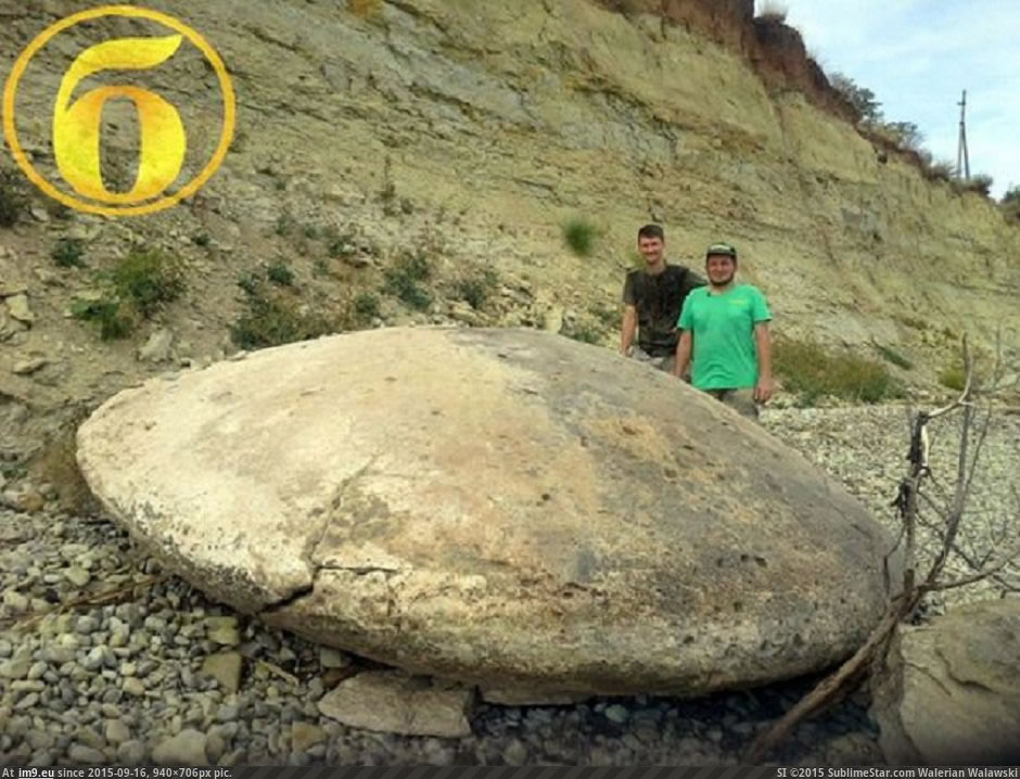 俄罗斯境内发现一个直径4公尺的飞碟形巨石，引发UFO热议纷纷。
