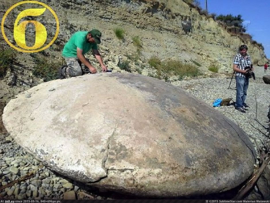 俄罗斯境内发现一个直径4公尺的飞碟形巨石，引发UFO热议纷纷。