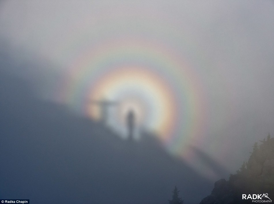 光环现象可能会出现在多雾的山腰或云层中，甚至偶尔还能在飞机上看到。在特殊的大气条件下，观察者的影子会投射在前方，创造出一种幽灵般的奇特景象，而且影子会快速变大。