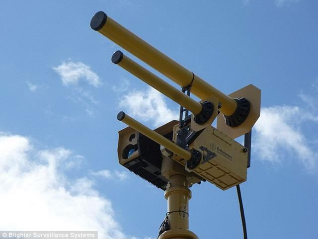 英国制造商最新研制AUDS防卫系统，可以发射“死亡射线”，瘫痪1.6公里之外的无人机，有效阻断无人机通讯，使它们在半空中停止工作。