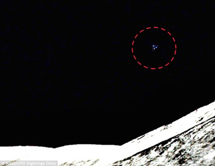 有网民在NASA公布的登月照中，发现该UFO（红圈示）。
