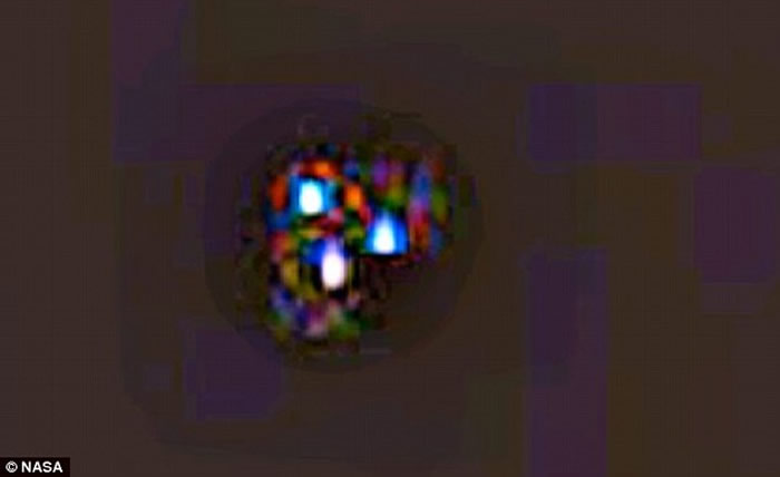 在该张照片中，可清晰看见UFO上有3个光点，呈三角形。
