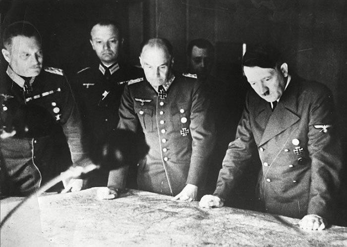 纪录记载了希特勒（右一）跟凯特尔（左一）的面谈内容。