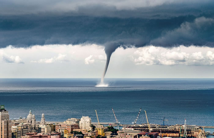 意大利西北部热那亚海湾出现巨大海上龙卷风