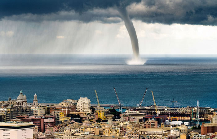 当龙卷风接近意大利海岸时，其威力和体型都增大很多。