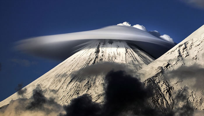 这些迷人的荚状云照片都是摄影师沃伊查克在俄罗斯东部堪察加半岛火山上空拍摄到的