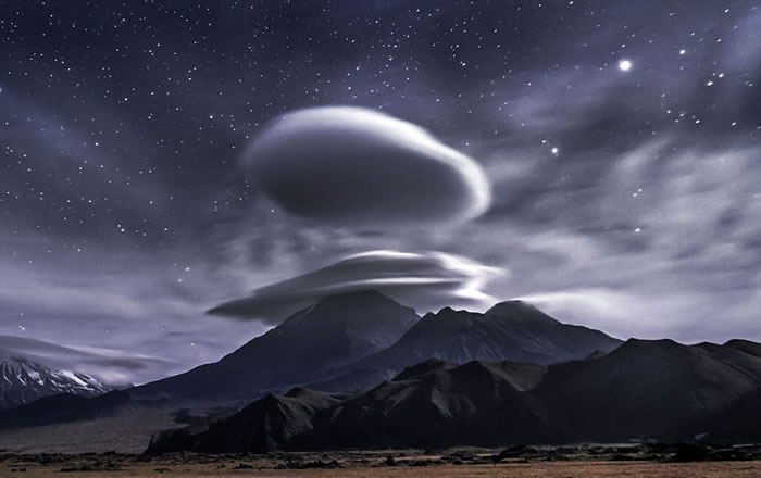 摄影师沃伊查克说，这并非是他首次在堪察加半岛火山上空发现荚状云，但却是他首次拍摄到荚状云的照片。