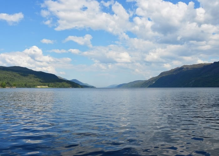 威廉斯指出，尼斯湖水怪传说是为了挽救苏格兰的旅游业而编造出来的。