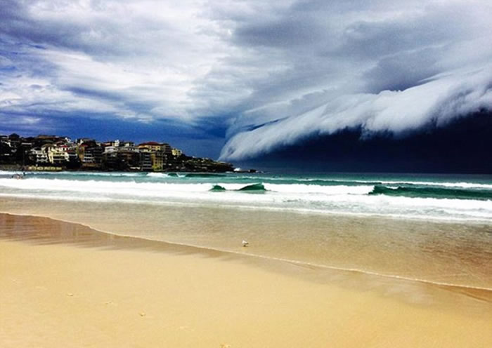 澳大利亚悉尼上空出现巨大雷雨云