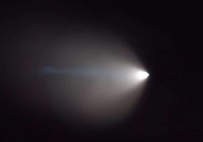夜空惊现UFO：美国海军潜艇肯塔基号在南加州外海试射“三叉戟-2”战略弹道导弹