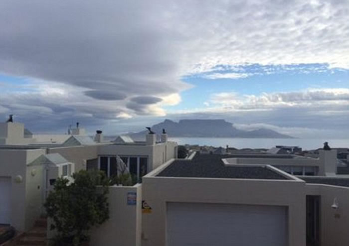 南非开普敦天空出现罕见荚状云：犹如外星飞碟舰队降临