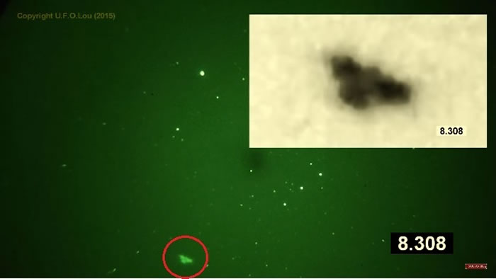 目前YouTube网友上传视频图像显示，11月13日晚上，澳大利亚墨尔本夜空出现超级UFO，形状是三角形。有人猜测可能是UFO取消屏蔽时呈现的“真实面目”