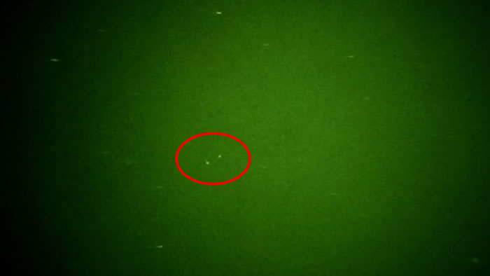 目前YouTube网友上传视频图像显示，11月13日晚上，澳大利亚墨尔本夜空出现超级UFO，形状是三角形。有人猜测可能是UFO取消屏蔽时呈现的“真实面目”