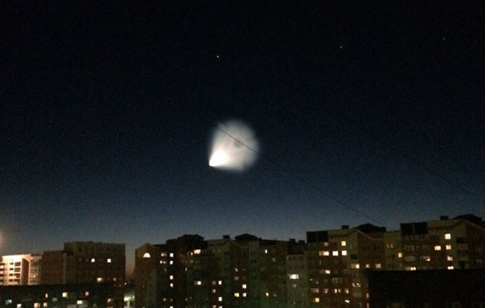 17日傍晚，俄罗斯西伯利亚地区的天空中出现发光的不明飞行物。