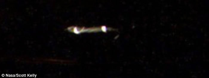 UFO猎人夸张地指出，这是凯利采用间接的方式警告外星世界，网友将这张照片制作成视频上传至YouTube网站，并讲解称，照片右上角可以非常清晰地看到一个较大的飞行