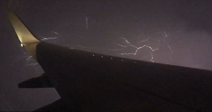 飞机飞往澳大利亚布里斯班途中拍到的恐怖闪电