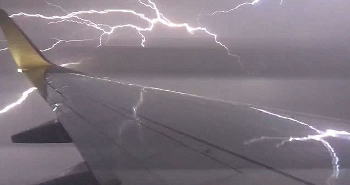 飞机飞往澳大利亚布里斯班途中拍到的恐怖闪电