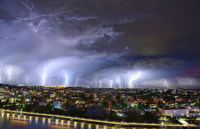雷声夹杂着巨大的闪电将布里斯班市中心的夜晚点亮