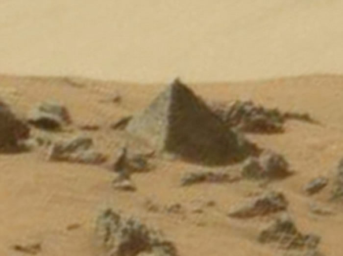 早前有网民发现火星上有金字塔。