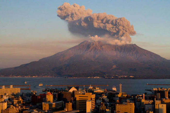 日本熊本县阿苏山中岳第一火山口发生极小规模喷发
