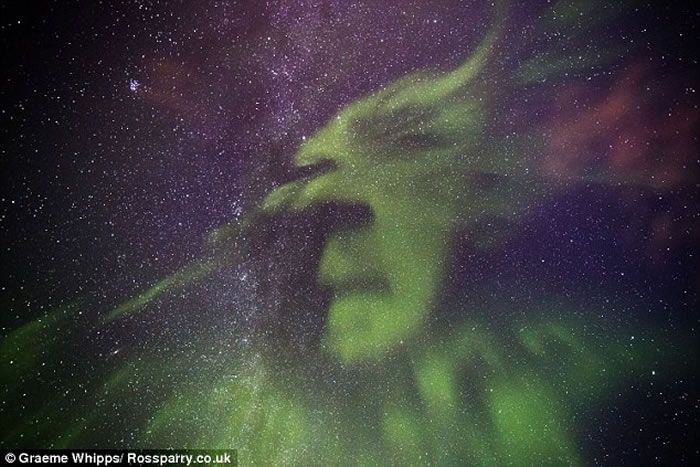 北极光像女巫一样出现在冰岛上空