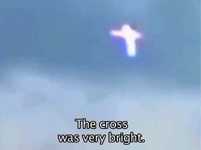 在乌克兰战区上空惊现神秘的发光十字架，引发许多超自然现象粉丝疯狂推测。